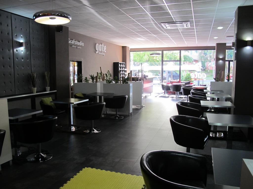 Hotel Kapitol 모스트 외부 사진