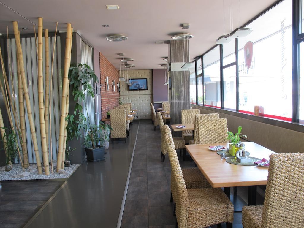 Hotel Kapitol 모스트 외부 사진
